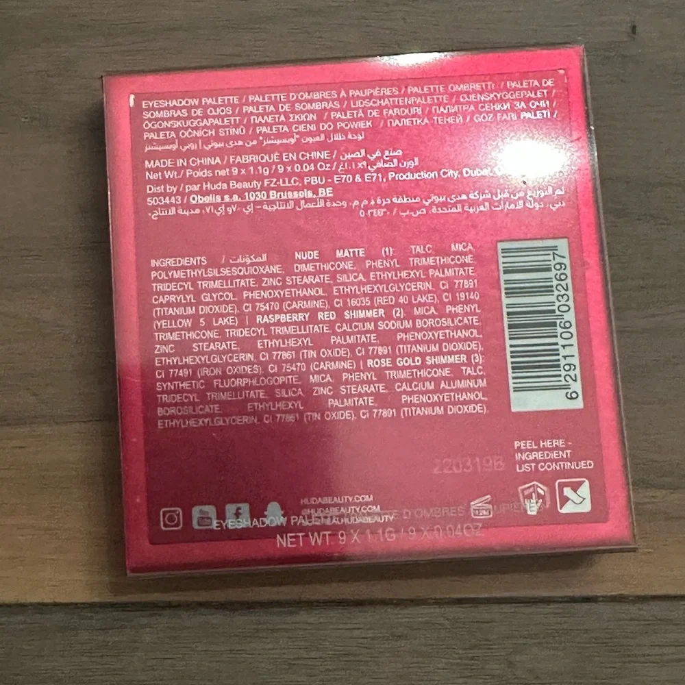 HUDA BEAUTY Ruby Obsessions Eyeshadow Palette - Vibrant Reds and Golds - Picture 6 of 7